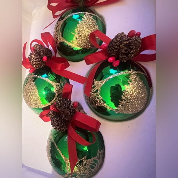 VTG Box of 4 Victoria Collection Green Gold Glitter Glass Christmas Ornaments - Picture 5 of 5